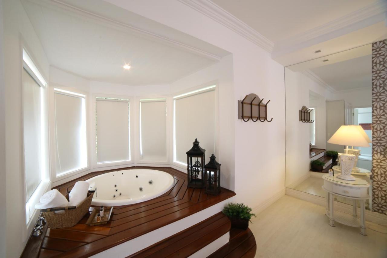 Suíte com Cama King-size e Banheira de Hidromassagem